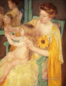 メアリー・カサット Painting - ドレスにひまわりを着た母親 母親の子供たち メアリー・カサット